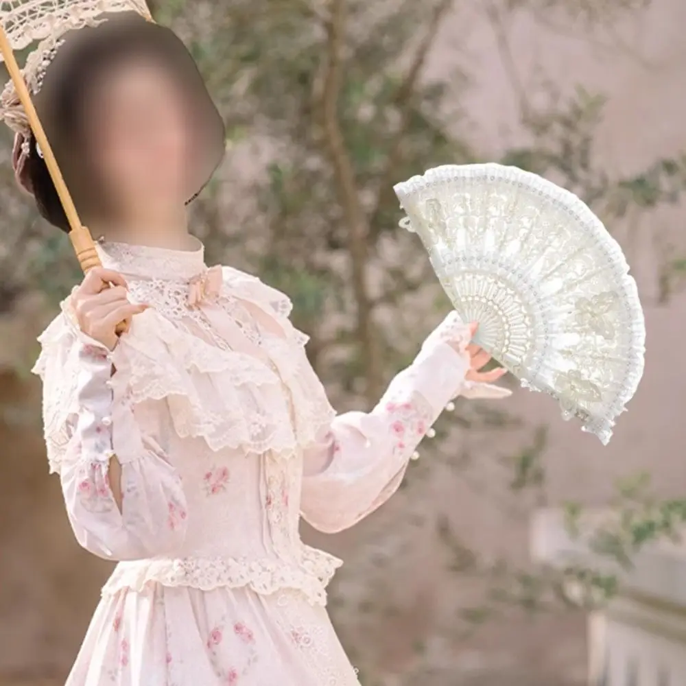الأبيض لوليتا الدانتيل مروحة اليد يده البلاستيك مقبض الدانتيل مروحة قابلة للطي مع اللؤلؤ الرجعية المحكمة نمط العروس اليد مروحة تأثيري