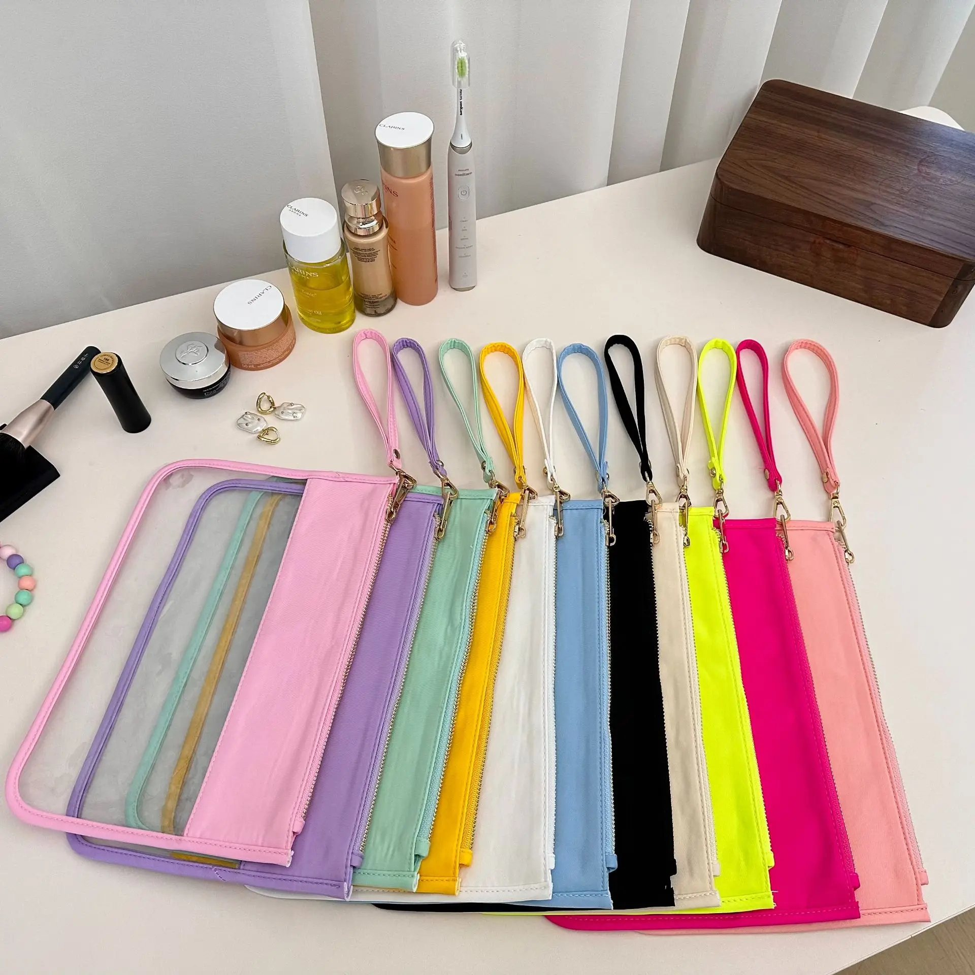 

Clear Flat Makeup Bag for Travel Portable Preppy Travel Purse Bag Transparent Cosmetic Zipper Pouch with Handle Strap