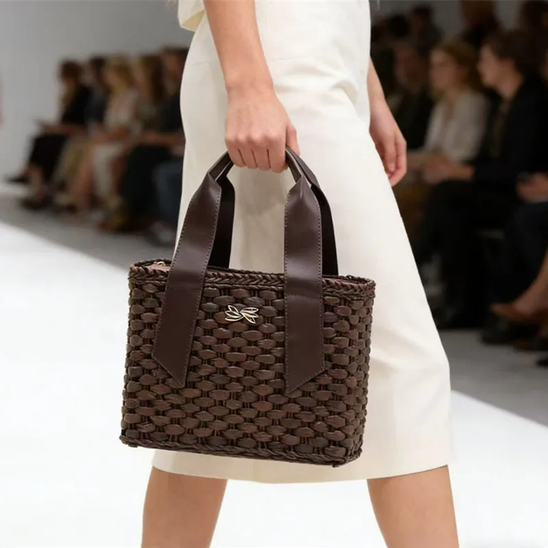 

2026 Brand Designer Luxury Handwoven Women's Bucket Tote Bag Fashion Grass Woven Beach Vacation Handbag Summer Straw Weave Bag