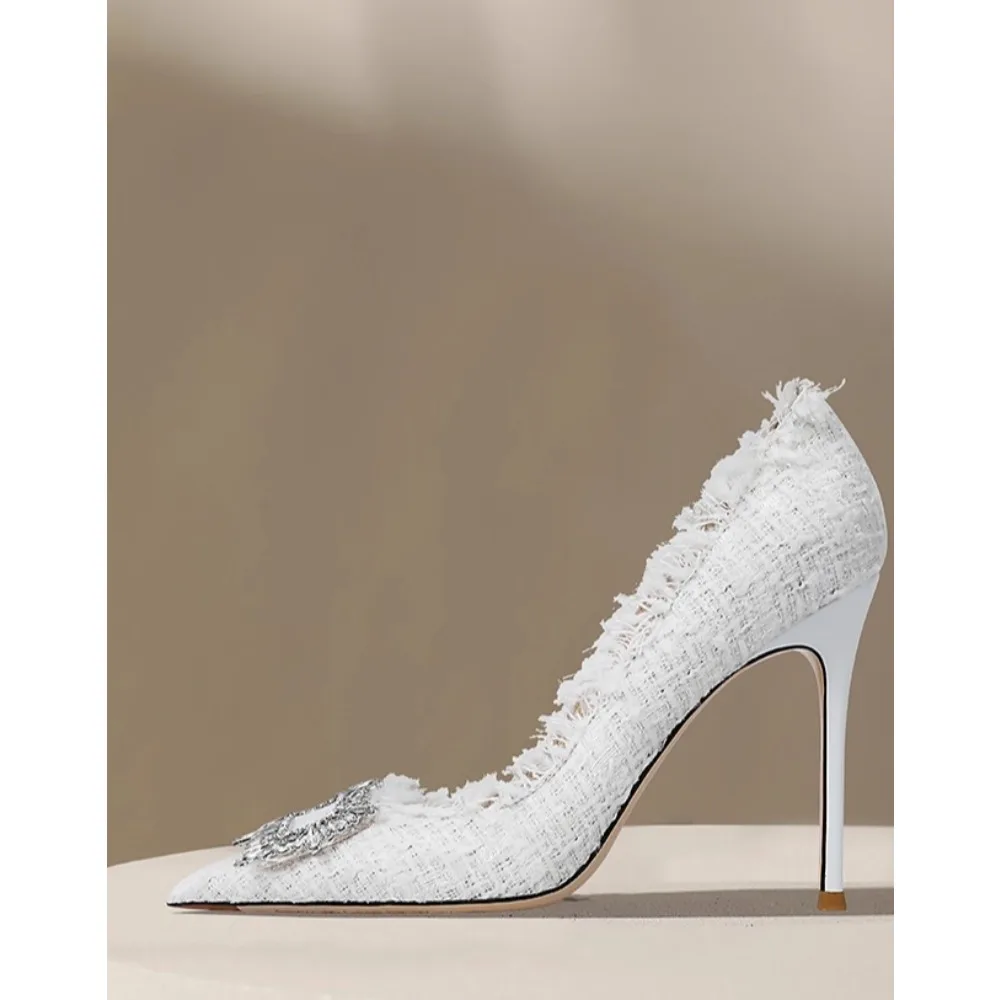 حذاء بكعب عالٍ أبيض 2025 بمقدمة مدببة مع إبزيم كريستالي للنساء