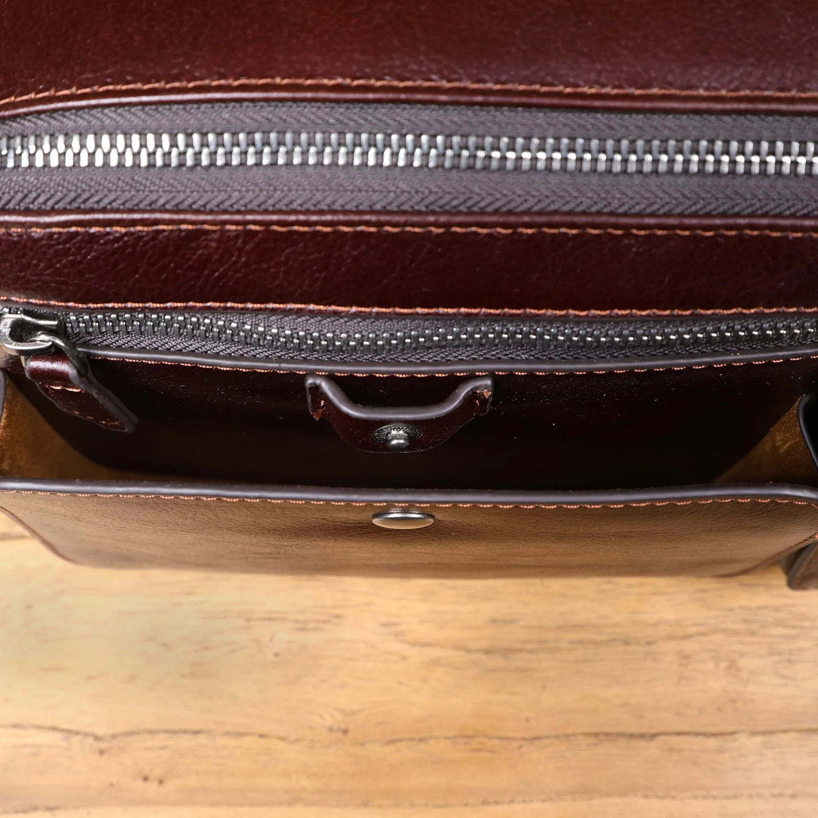 Vintage-Hüfttasche aus hochwertigem Rindsleder, lässige Schultertasche für Herren, multifunktionale Motorrad-Brusttasche aus echtem Leder – Detail 23