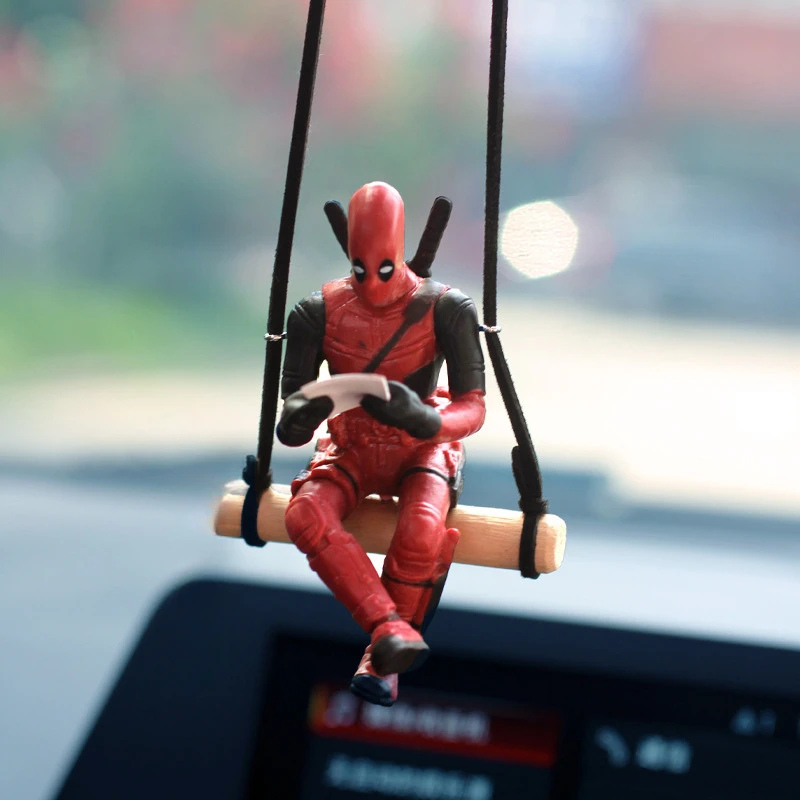 Nuovo 10 cm Deadpool Creativity Anime Figura Altalene Panca di legno Alla moda Ornamenti per auto Accessori pendenti per cartoni animati Regali Giocattoli per bambini