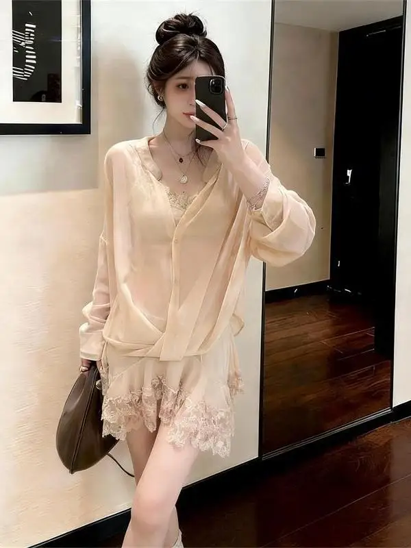 

Комплект из рубашки с длинными рукавами и кружевной отделкой и короткой юбки Spring Awakening, женский модный дышащий комплект с V-образным вырезом, на пуговицах, облегающий крой, элегантный...