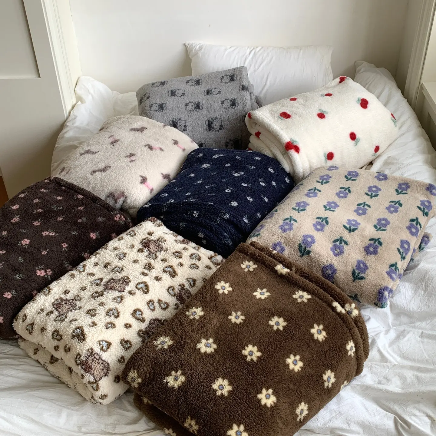 Korean Style Cute Cartoon Bubble Velvet Throw Blanket Winter Warm Soft Fleece Wearable Shawl for Office Nap Dormitory Sofa Bed