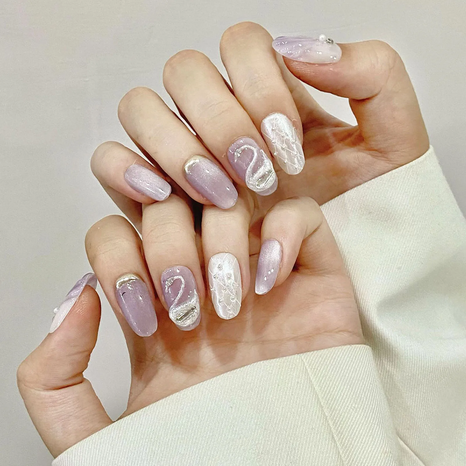 Handgemaakte Pers Op Nagels Glanzend Paars Wit 3d Zwaan Ontwerp Nepnagels Voor Meisjes Vrouwen Korte Ronde Kattenogen Lieve Dame Valse Nagels