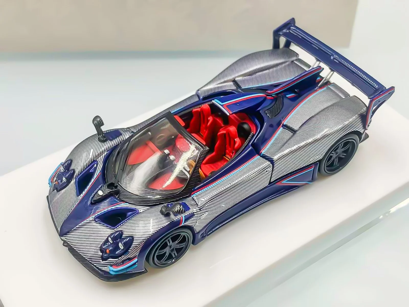 TNT 1:64 Zonda Arrivederci Blaue Kohlefaser-Druckgussautomodellkollektion