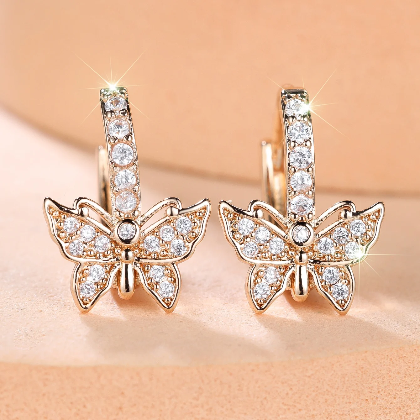Kleiner Schmetterling Luxuriöse Weiße Zirkon-Ohrringe Neue Trendige Creolen Charm Niedliche Damen Goldfarben Hochzeitsschmuck für Frauen