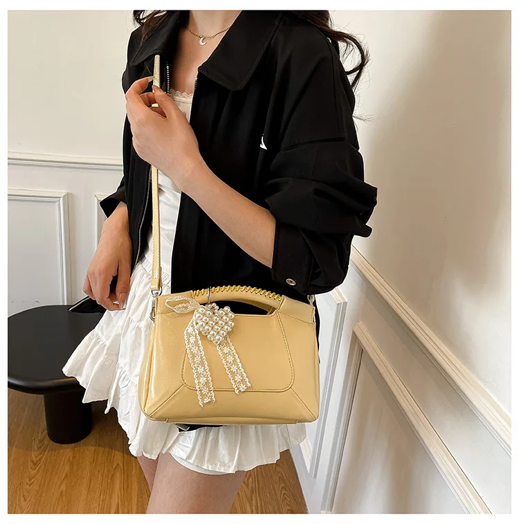 

‌2025 New Exquisite Korean Handbag - High-End Fashion Niche Shoulder Bag for Women, Versatile Commuter Messenger Purse‌