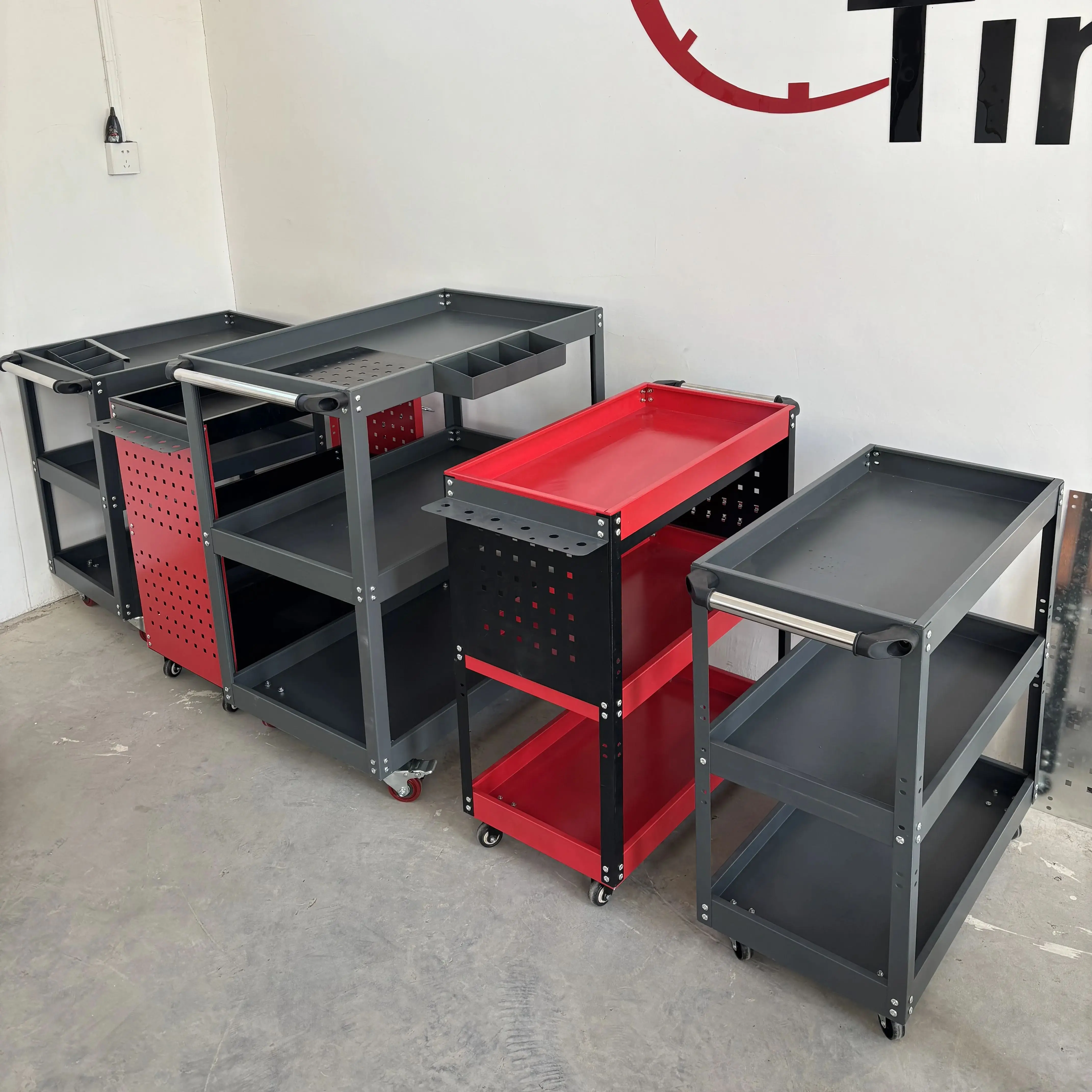 Chariot à Outils Roulants à 3 Couches avec Roues, Multifonctionnel en Acier Robuste, Design de Garage, Entrepôt