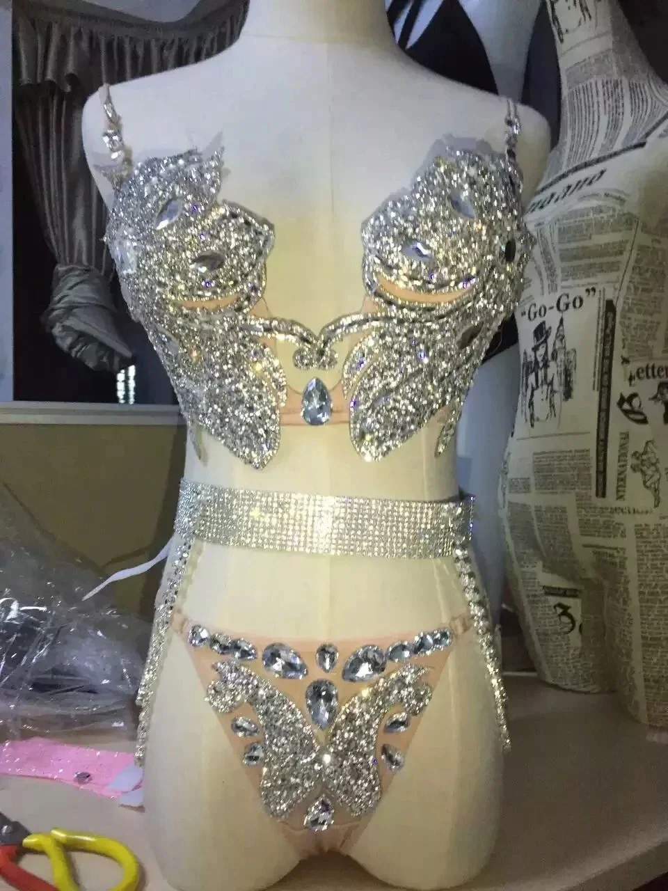 

Nightclub DJ DS Costume Female dancer stage performance dance Suit Sparkly Glass Rhinestones Bikini Occident Bar Sexy Bra Sets