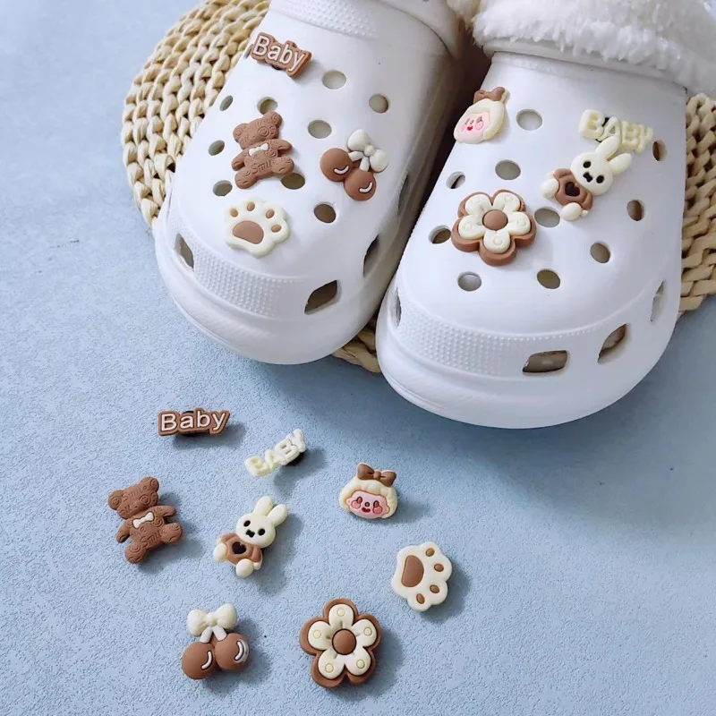 Dijes de zapatos de cocodrilo para niños y niñas, conjunto de sandalias y zapatillas de conejo de oso de café de dibujos animados DIY, decoración