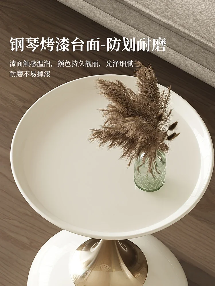 American sofa, several living rooms, cabinets, high sense of luxury, side tables, small coffee tables, small round tables.