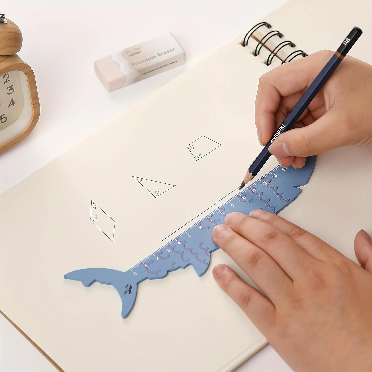 動物の形をした定規 - パンダ、キリン、サメ、犬と猫のデザイン - 人工木製の装飾的で機能的な両用測定ツール