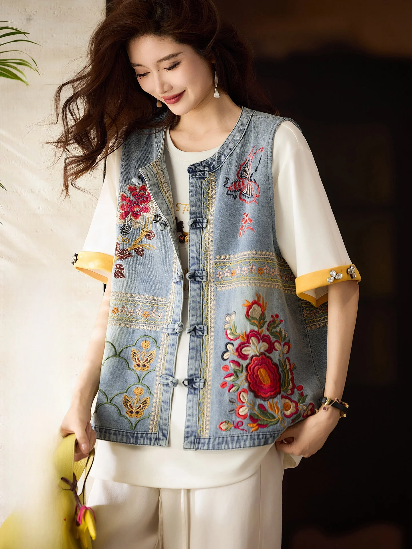 

Новая летняя женская джинсовая жилетка свободного кроя с вышивкой, больших размеров, в китайском стиле, с подплечниками, модная, хлопковая, верхняя одежда, V-образный вырез