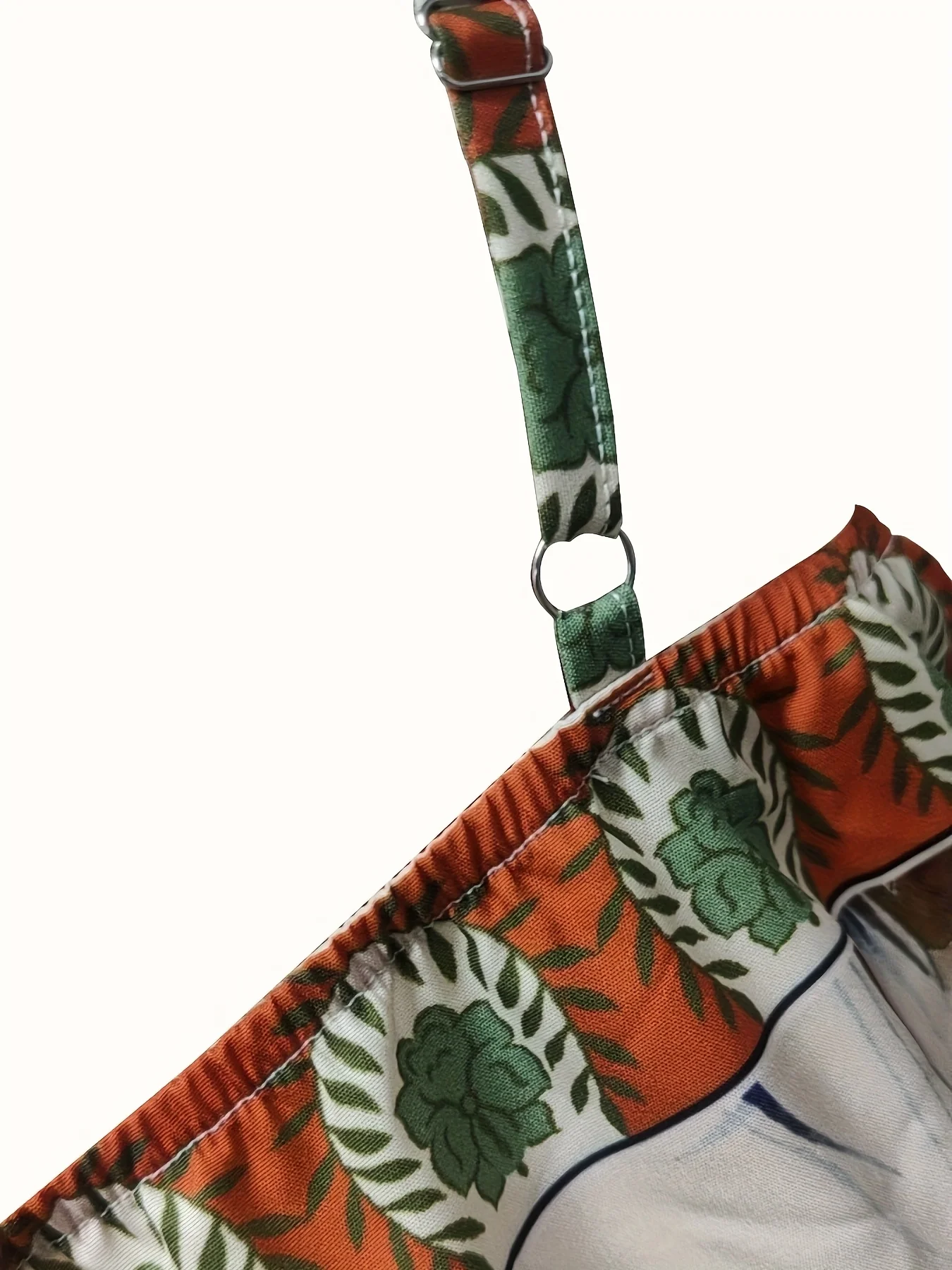 Minivestido feminino com alça espaguete e estampa de cena à beira-mar com veleiro, palma e padrões étnicos, bainha com babados em camadas, roupa de férias