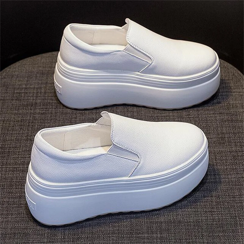 Kobiety 8CM prawdziwej skóry moda Walking wysokość zwiększenie mokasyny damskie Casual platforma klin białe kobiety Slip on czarne buty