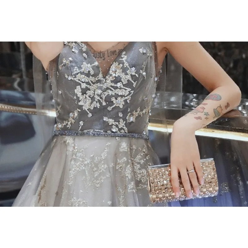 2025 Punti salienti delle nuove donne Maglia stile lungo Riunione annuale Abito da sera sexy Abito dimagrante alla moda con temperamento ospite