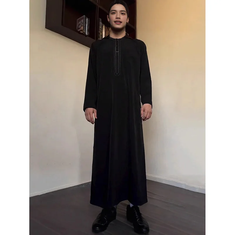 Elegante abito lungo da uomo musulmano con cuciture alla moda, perfetto per matrimoni ed eventi che guardano grand quando indossava
