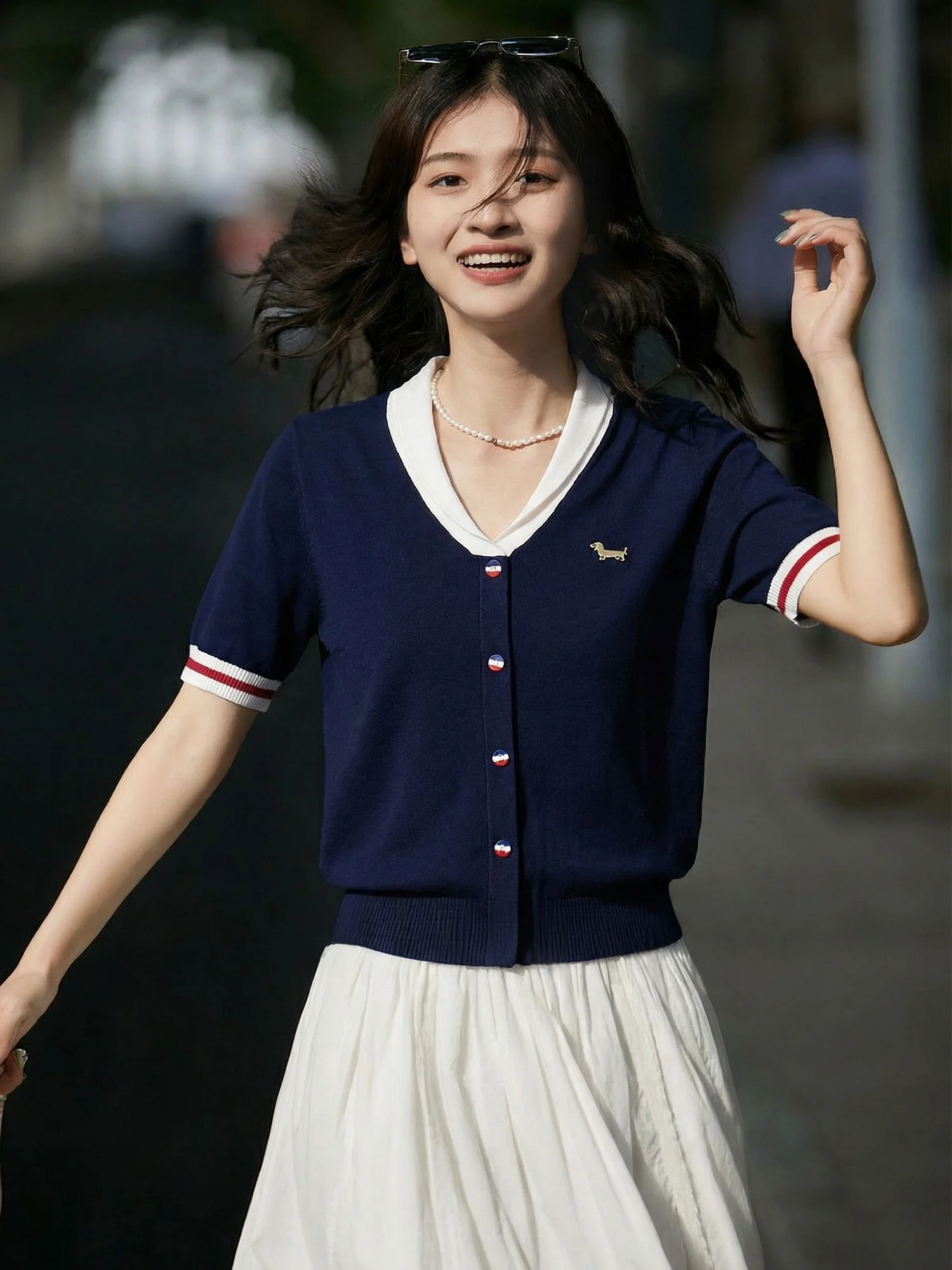 

Женская трикотажная футболка Chivirin Summer 2026 с V-образным вырезом и коротким рукавом, повседневный полосатый топ из дышащей мягкой нейлоновой смеси, стандартный крой