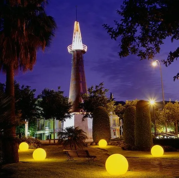 Bola LED de Material plástico para jardín, luz de luna inalámbrica dmx, resistente al agua, alimentada por energía solar, nuevo diseño