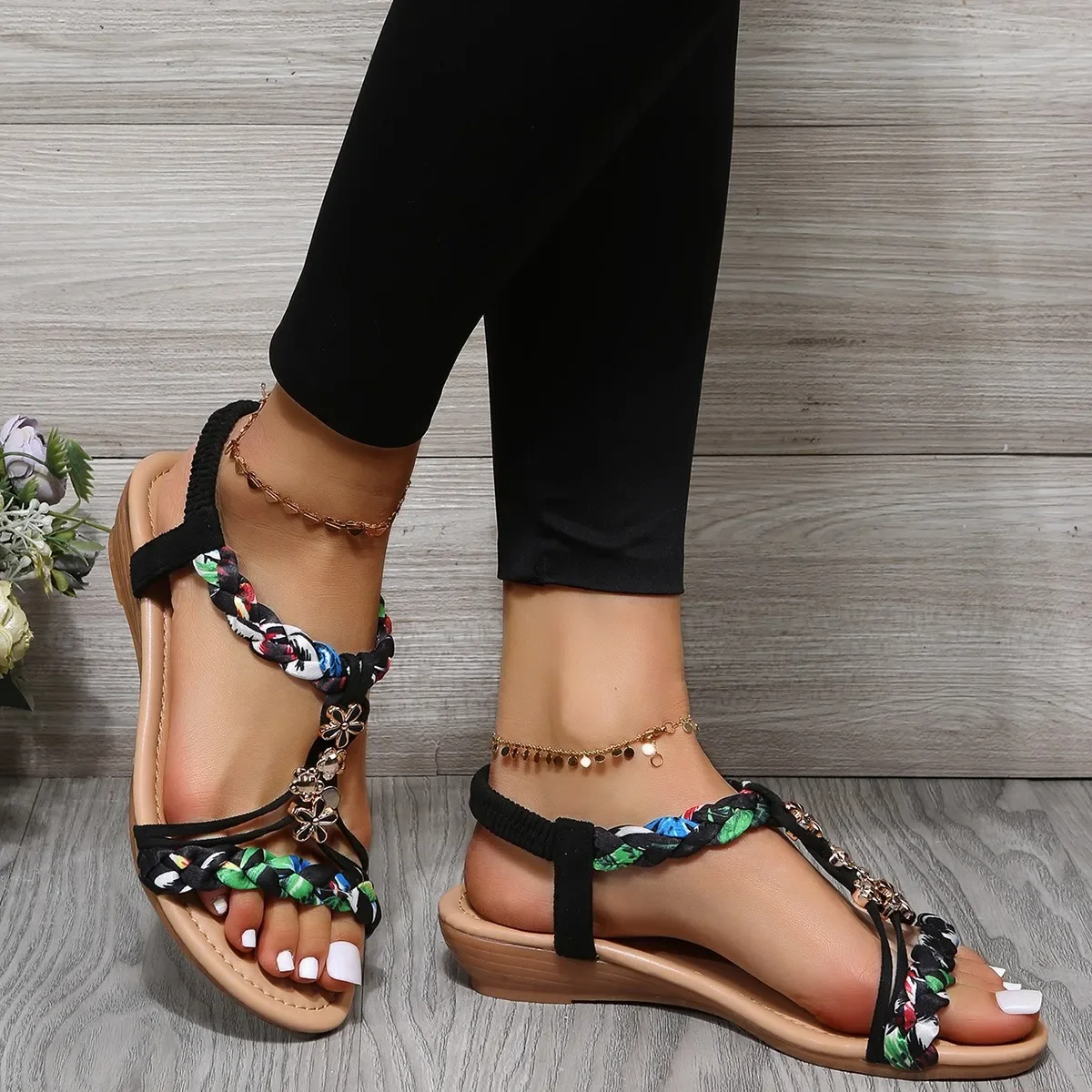 

2024 New Fashion Bohemian Metal Color Matching Tight Band Open-toed Beach Women's Personalized Charm Shoes
