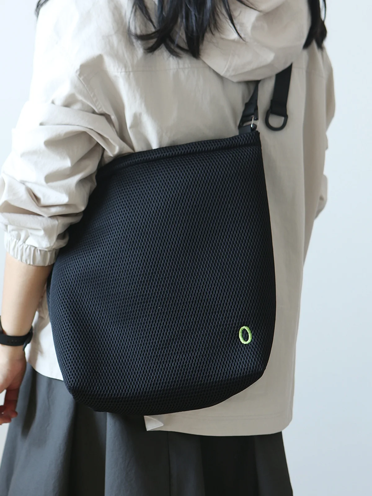 

New Fashionable Mesh Hollowed Out Women Bag Simple And Versatile Large Capacity Bucket Shaped Single Shoulder Crossbody Bag Tide