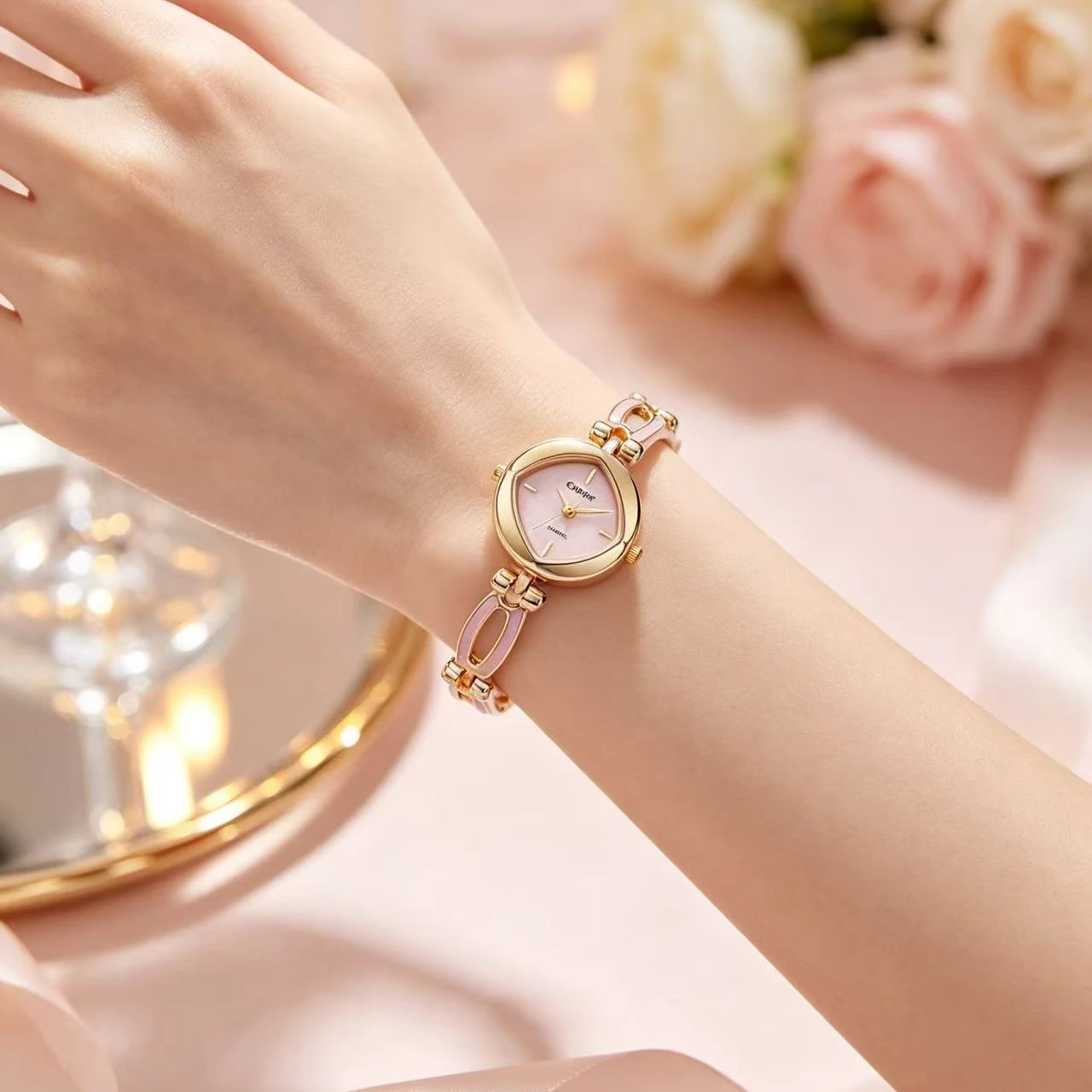 New fashionable women's watch with niche design, diamond shaped women's watch, bracelet watch, high-end quartz watch