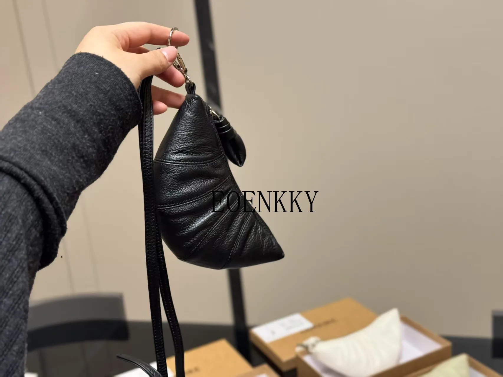 

Designer New Lambskin Croissant Brand Luxury Croissant Bag Fashionable Versatile Shoulder Crossbody Bag 1