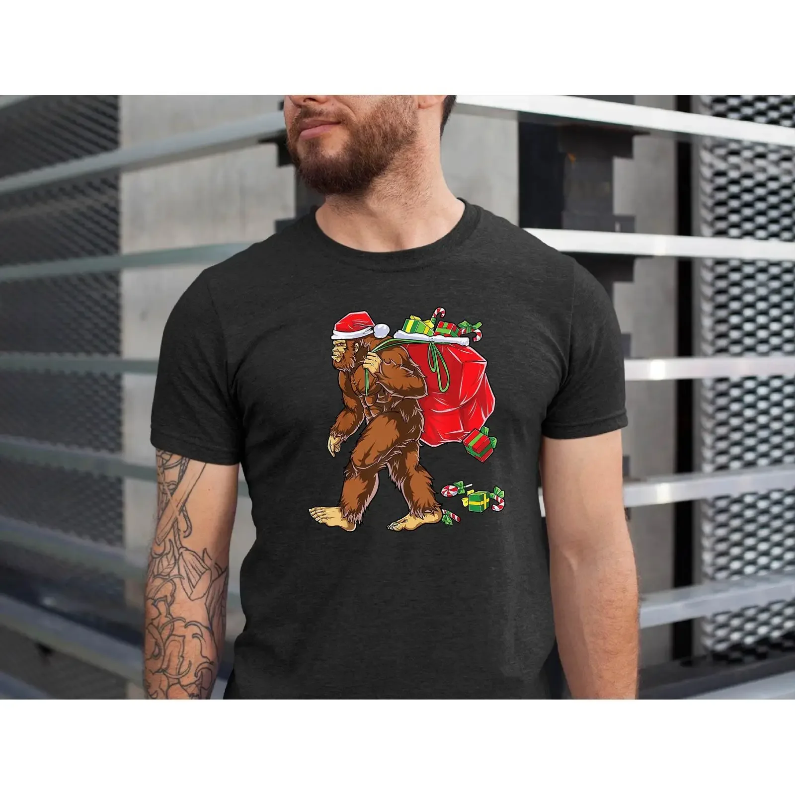 Funny Christmas Bigfoot Santa Hat T Shirt Sasquatch Carrying Bag Holiday for Men vintage Washed streetwear designer clothes