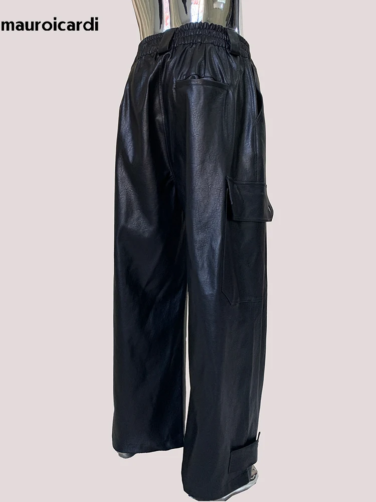 Mauroicardi ฤดูใบไม้ผลิฤดูใบไม้ร่วงยาว Baggy สีดํา PU หนังขากว้างกางเกง Cargo ผู้ชาย Elastic เอว Luxury Designer Emo เสื้อผ้า 2025