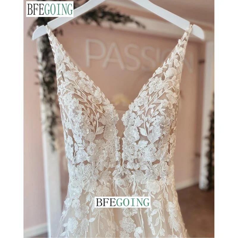 Lussuoso Koho Appliques di pizzo perline scollo a v A-Line abiti da sposa cappella treno abiti da sposa su misura al pavimento