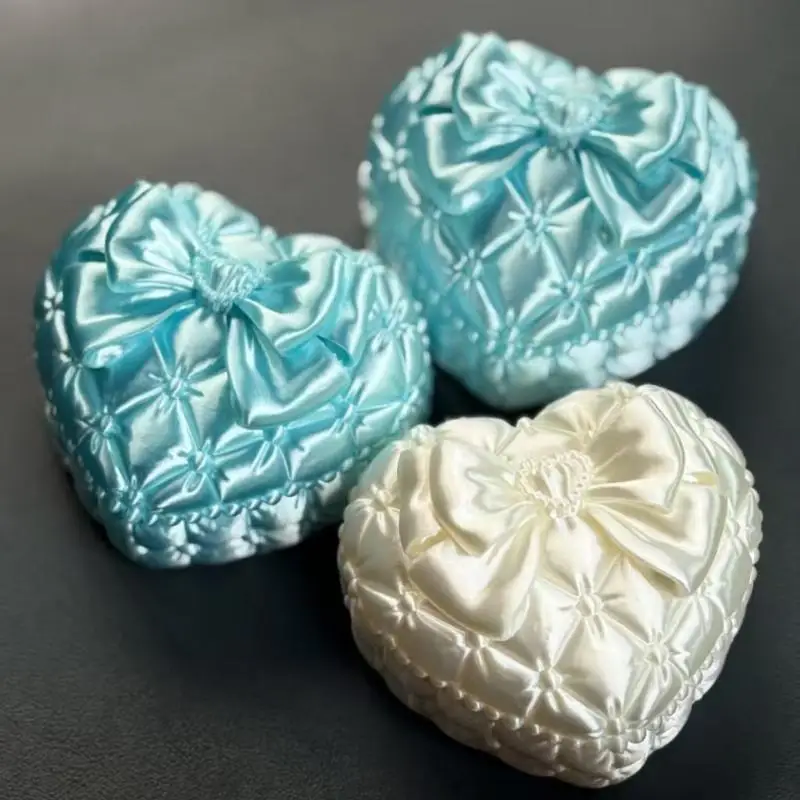 1 Stück Mini-Schmuckbox in Herzform aus Seide mit Schleife, tragbarer Aufbewahrungskoffer für Schmuck auf Reisen und Geschäftsreisen. – Detail 5