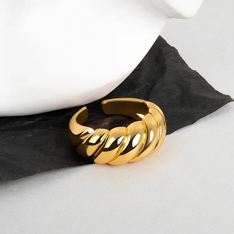 An Adjustable Opening Croissant Finger Twisting Ring