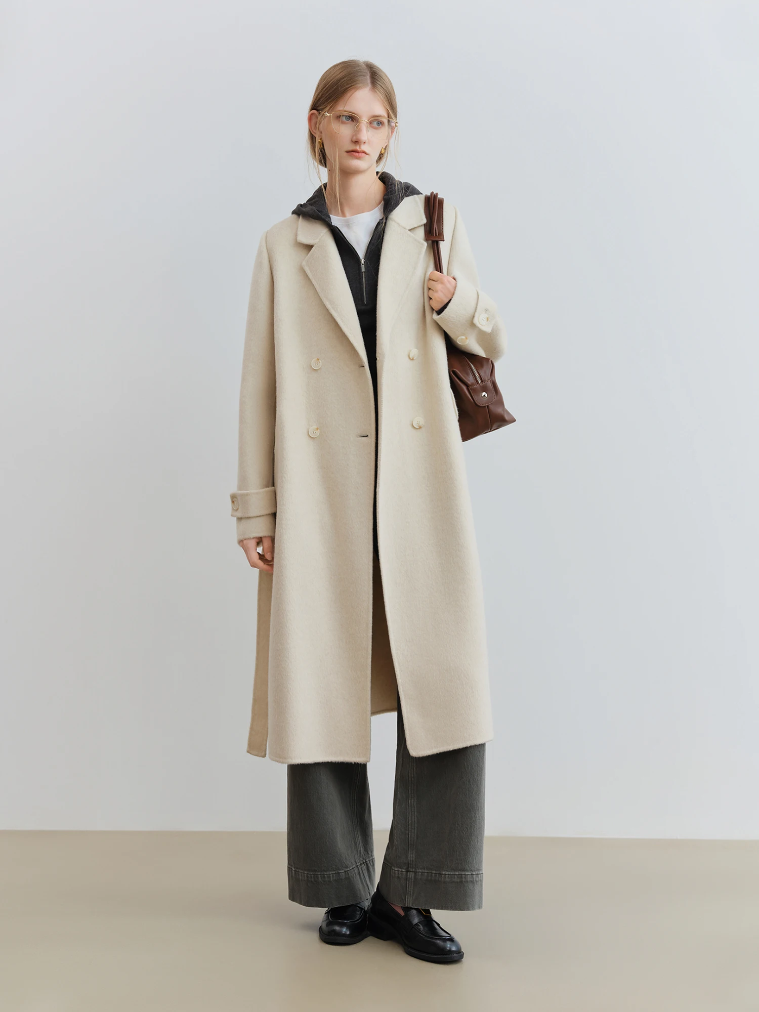 ZIQIAO Petite Straight Shoulder White Camel Wool Coat Women 2025 New Woolen Coat Temperament Commuting