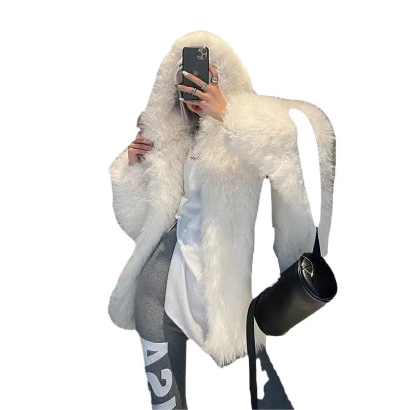 Un nuovo cappotto di pelliccia con cappuccio in misto stile rilassato di peluche e lungo