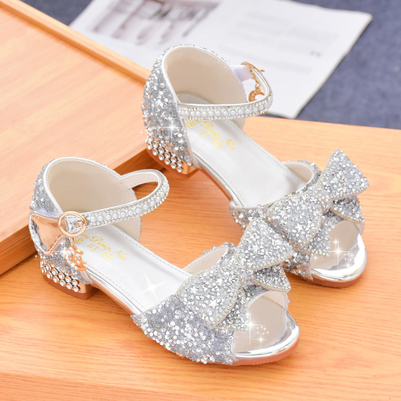 

2023 Summer Soft Soled Bow Girls Sandals Kids Princess Crystal Wedding Party Dance Children High Heels Student Performance Shoes