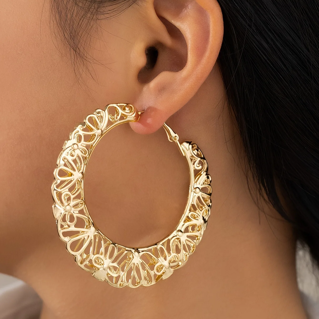 

Women's hollow round earrings, featuring a retro, minimalist, and cool style, perfect for her anniversary.