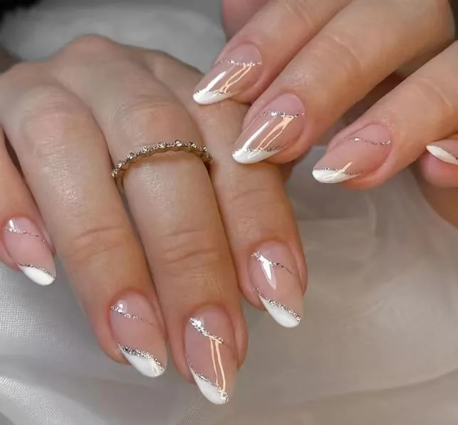 24 Stück, kurze, quadratische, künstliche Nägel in Nude-Rosa, mit goldenen Linien und einem Herzmuster, komplettes Set mit künstlichen Nägeln, 1 Nagelfeile und 1 Nagelklebestreifen. – Detail 11