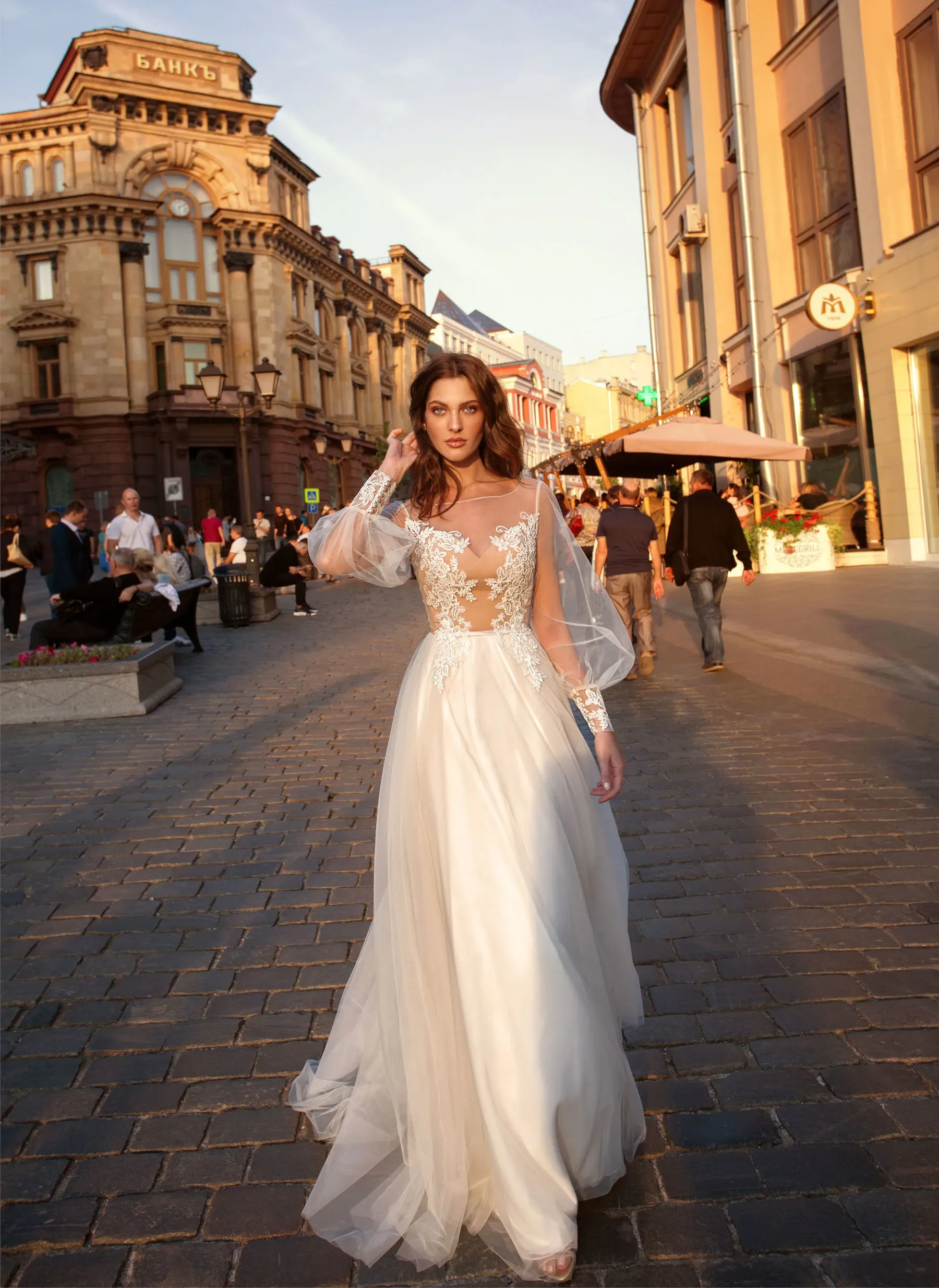 Senhora romântica elegante um vestido de casamento, decalque puro sexy, manga comprida, camisola de tule, trem, vestido nupcial da praia, fotografia de rua