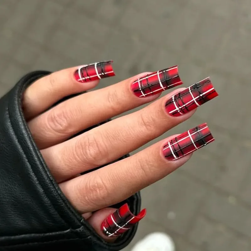 24PCS Red Black Plaid Checkerboard Square Fake Nails Sweet Spicy Design Ins Style Press on Nails Autumn Winter Atmosphere Nails