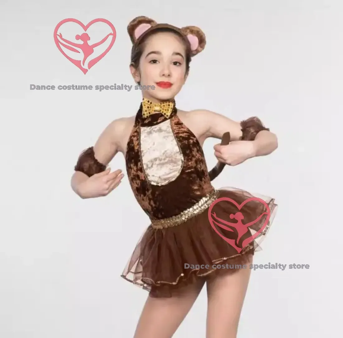 

Детский день, сказочное выступление на сцене с животными, детьми, девочками, обезьянами, танцами и иллюстрациями костюмов.