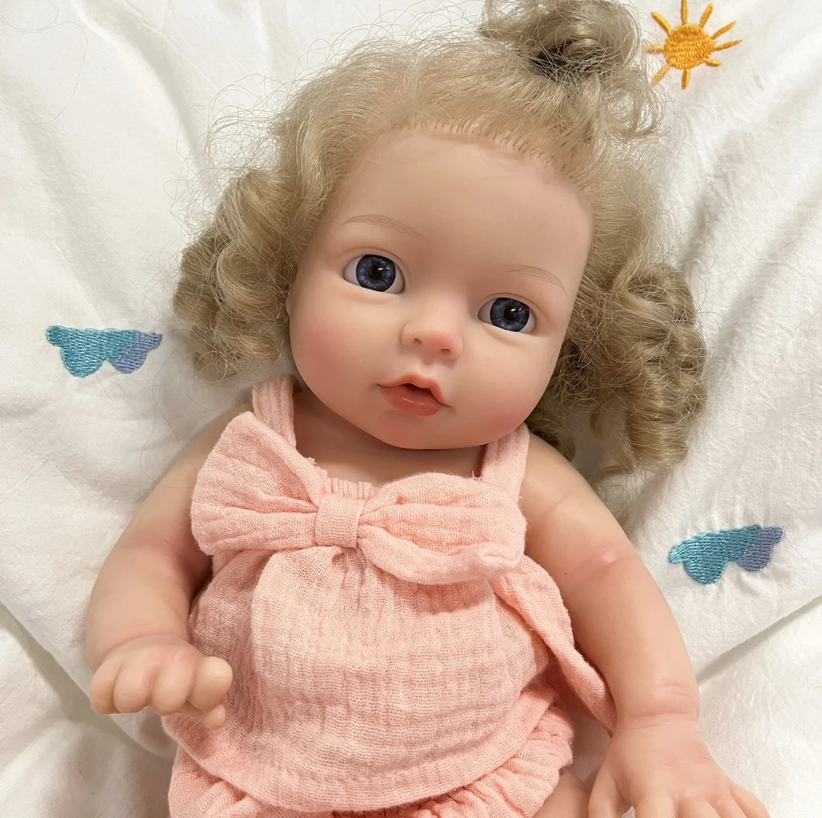 Handgewurzeltes Haar-Reborn-Baby: 13-Zoll-Platin-Silikonpuppe mit friedlichem Ausdruck – limitierte Auflage