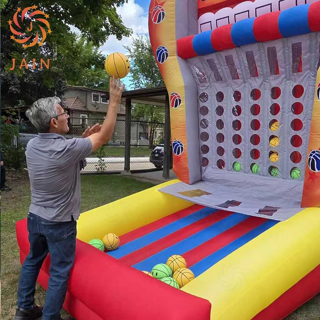 Nadmuchiwany kosz do koszykówki na wynajem na imprezy, nadmuchiwana gra Connect 4 z koszykówką, strzelanie do tarczy z dmuchawą na imprezy plenerowe.