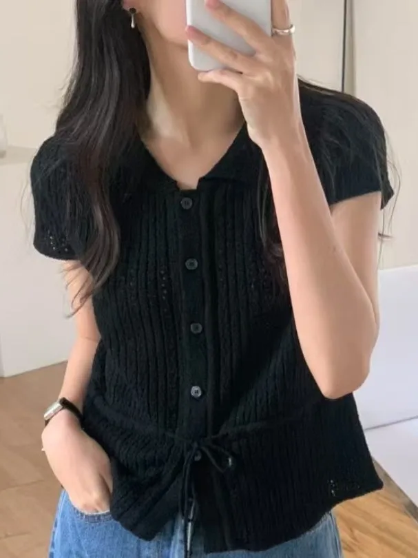 Elegancka koreańska dzianina z jedwabiu lodowego z ażurowym wzorem, z paskiem, damska, letnia, cienka, delikatna bluzka, modna, do pracy, czysty styl e-commerce.