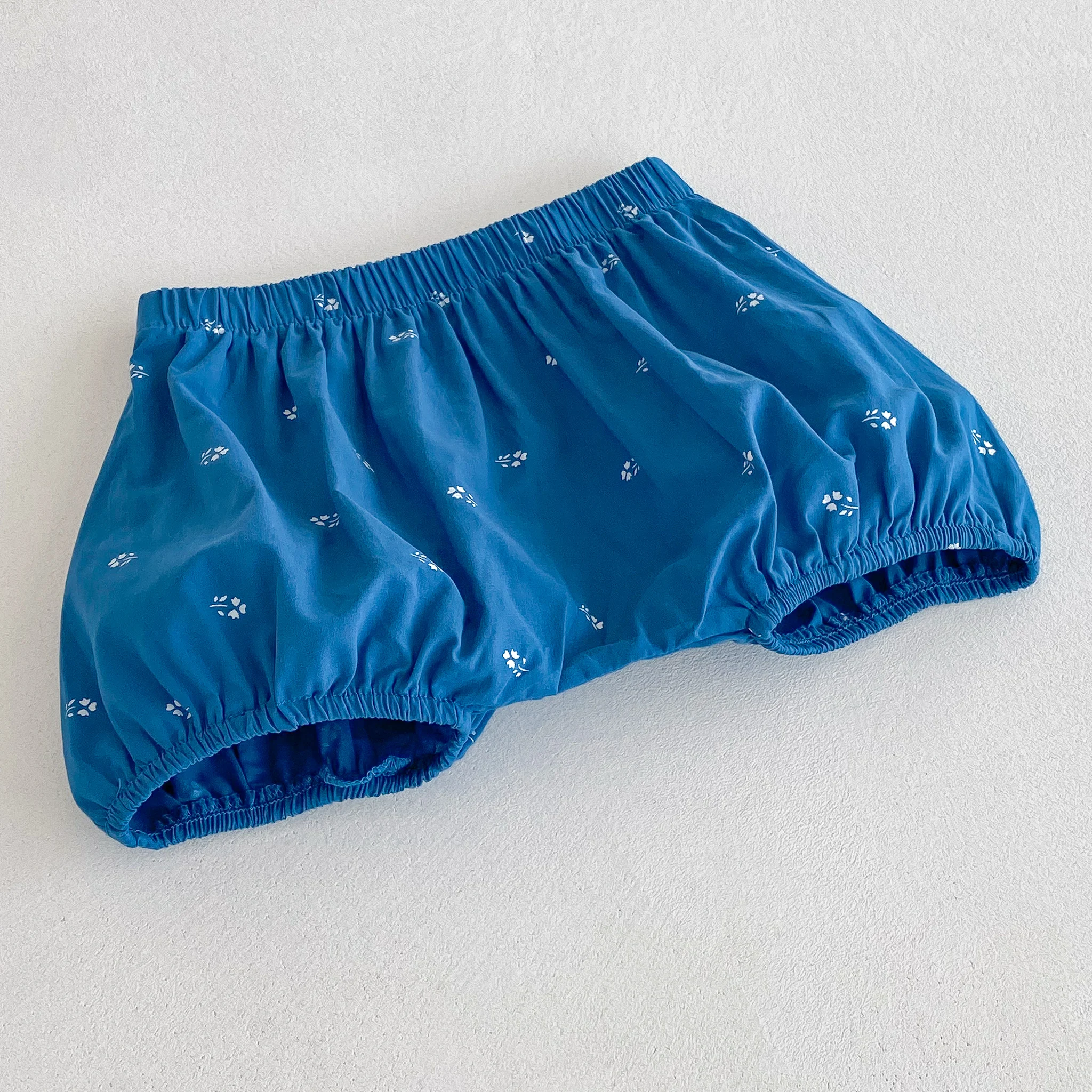 Sommer-Set für Babys mit Blumenstickerei, Rüschenkragen und kurzen Ärmeln, Retro-Set aus Oberteil und Shorts – Detail 7