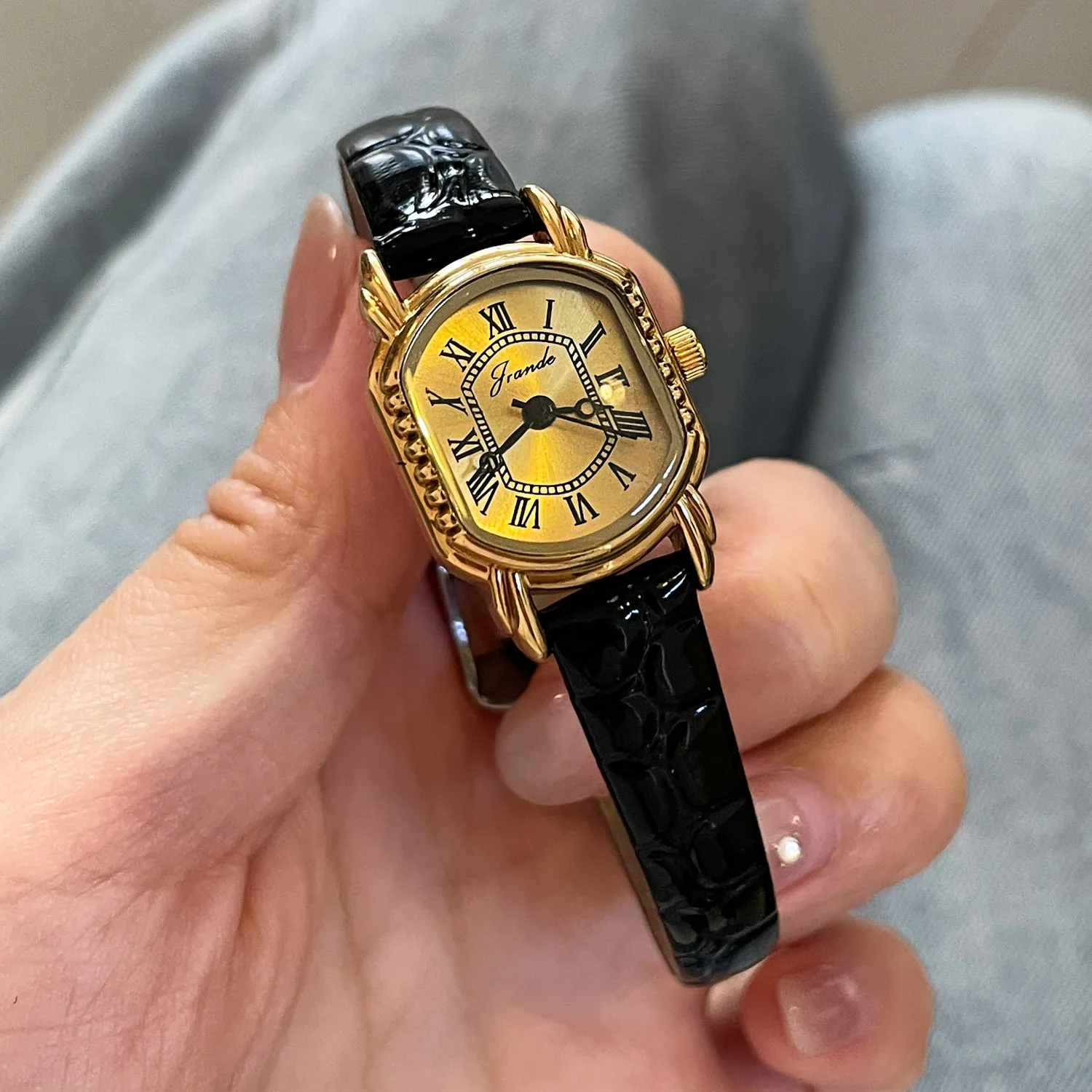 

Elegant women's wristwatch, vintage small and exquisite women's artistic watch, 2025 new style, gold women's watch.