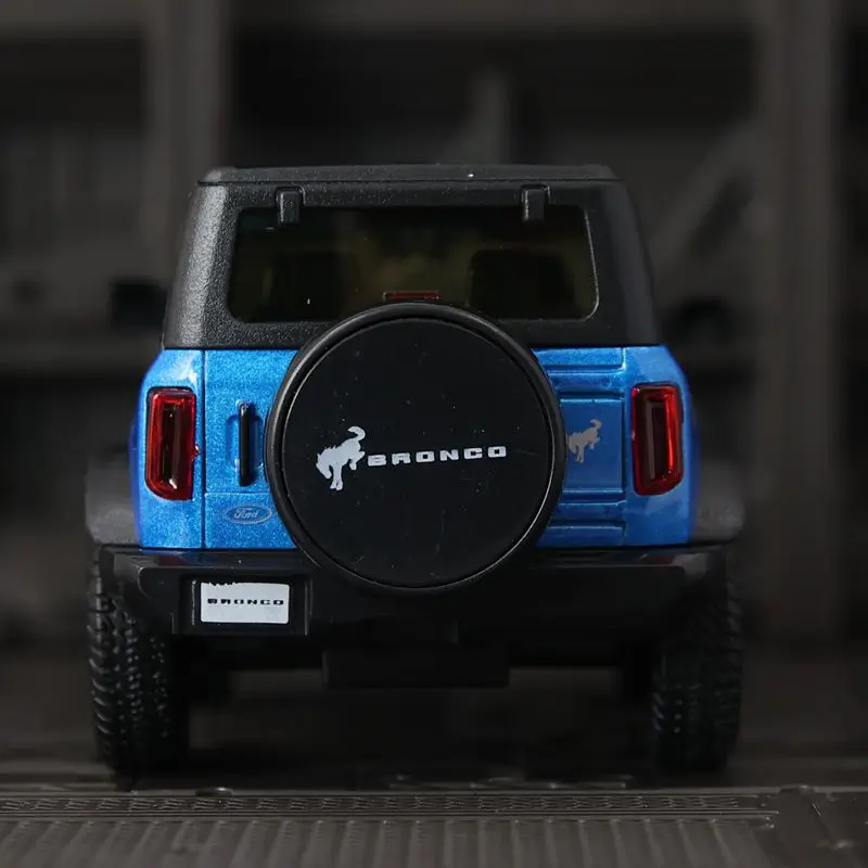 Model Ford Mustang ze stopu, skala 1:36, z otwieranymi drzwiami, pojazd terenowy Jeep, odpowiedni do kolekcjonowania.