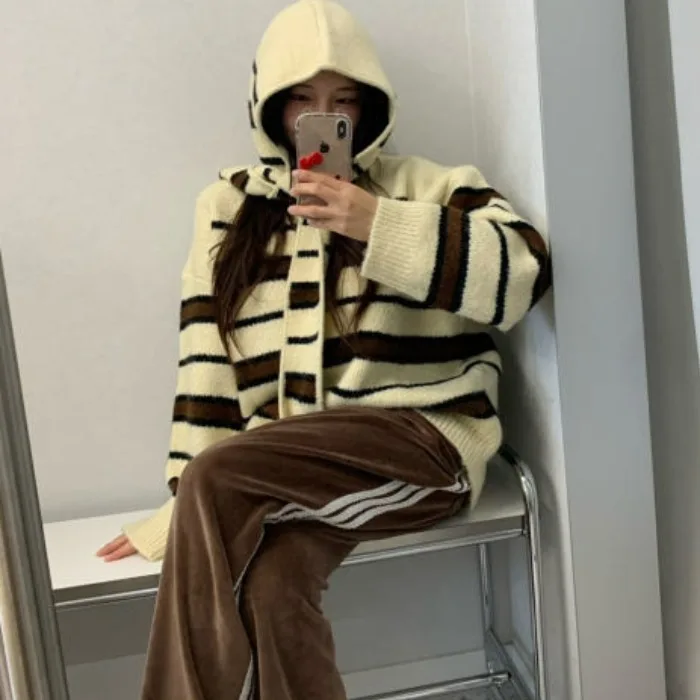 Modny sweter w paski z dzianiny z kapturem dla kobiet, jesień-zima, nowość, luźny krój, długi rękaw, styl casual.