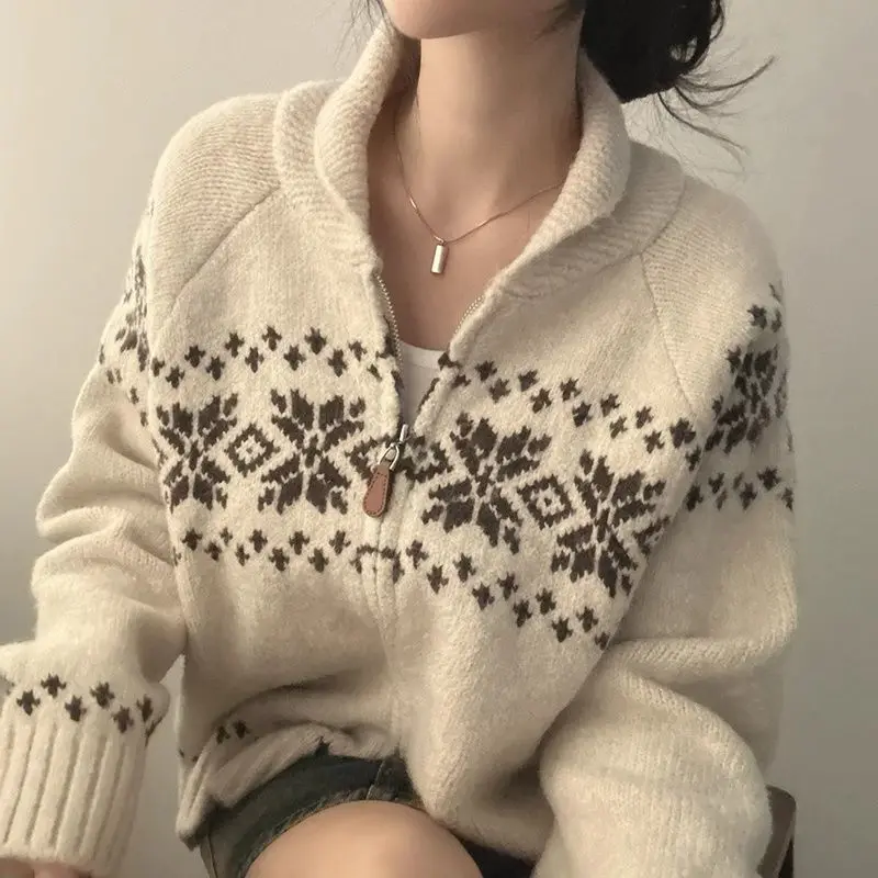 

2025 Korean Autumn and Winter Retro Contrast Jacquard Design Loose Long-sleeved Sweater Women's Sweater Coat
