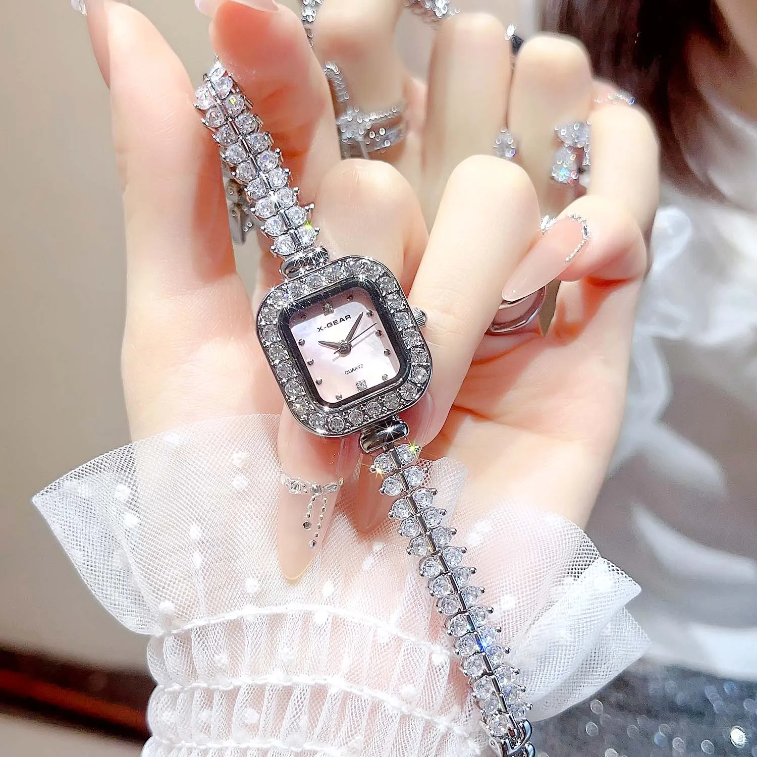 Orologio da donna retrò di lusso leggero, piccolo orologio da orecchio in oro, orologio in cristallo, orologio al quarzo da donna, orologio da donna impermeabile